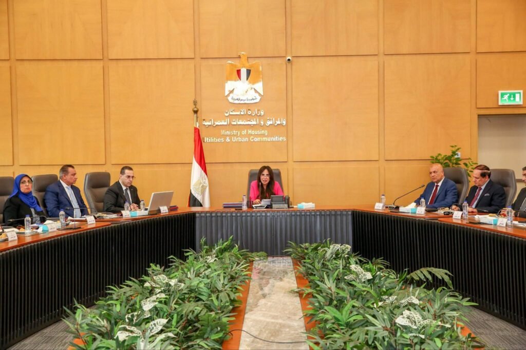 الإسكان تتابع تقنين 139 ألف فدان وتستعرض خطة تطوير الساحل الشمالي حتى 2030