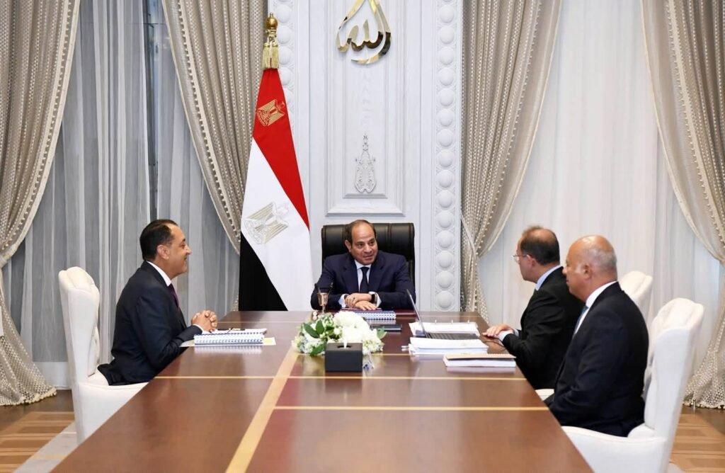 الرئيس السيسي يوجه بتشكيل لجنة لضمان حرية نفاذ المواطنين إلى الشواطئ