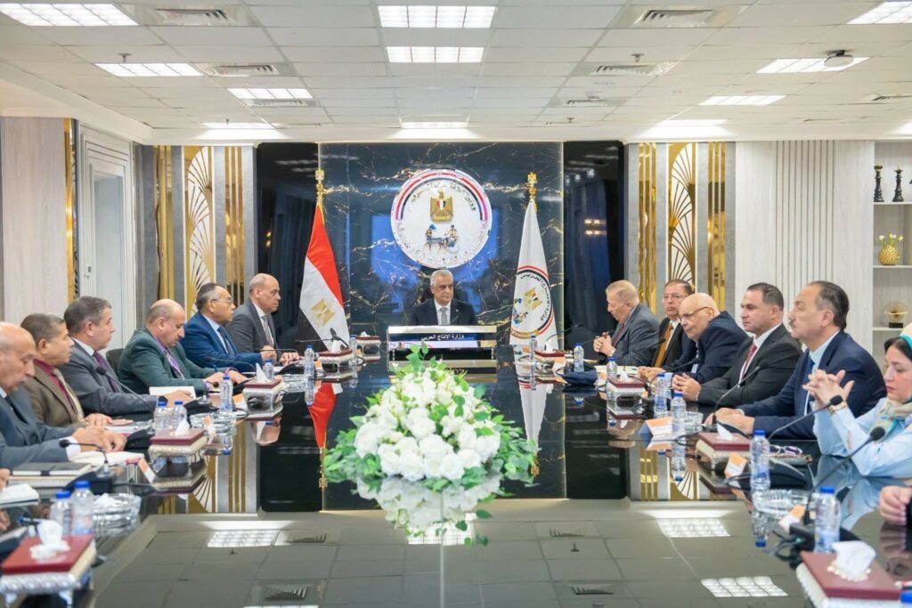 وزير الإنتاج الحربي يبحث مع «اتحاد المستثمرين» فرص التعاون الصناعي وتعميق التصنيع المحلي