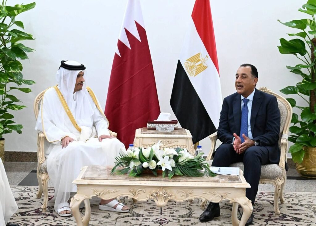 مدبولي يبحث مع رئيس الوزراء القطري تعزيز التعاون الاقتصادي والاستثماري بين البلدين