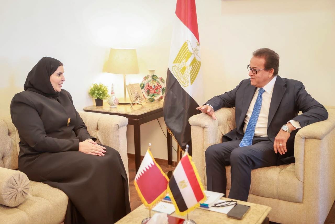 الدكتور خالد عبدالغفار، وزير الصحة والسكان، الدكتورة مريم بنت علي بن ناصر المسند، وزيرة الدولة للتعاون الدولي بوزارة الخارجية بدولة قطر