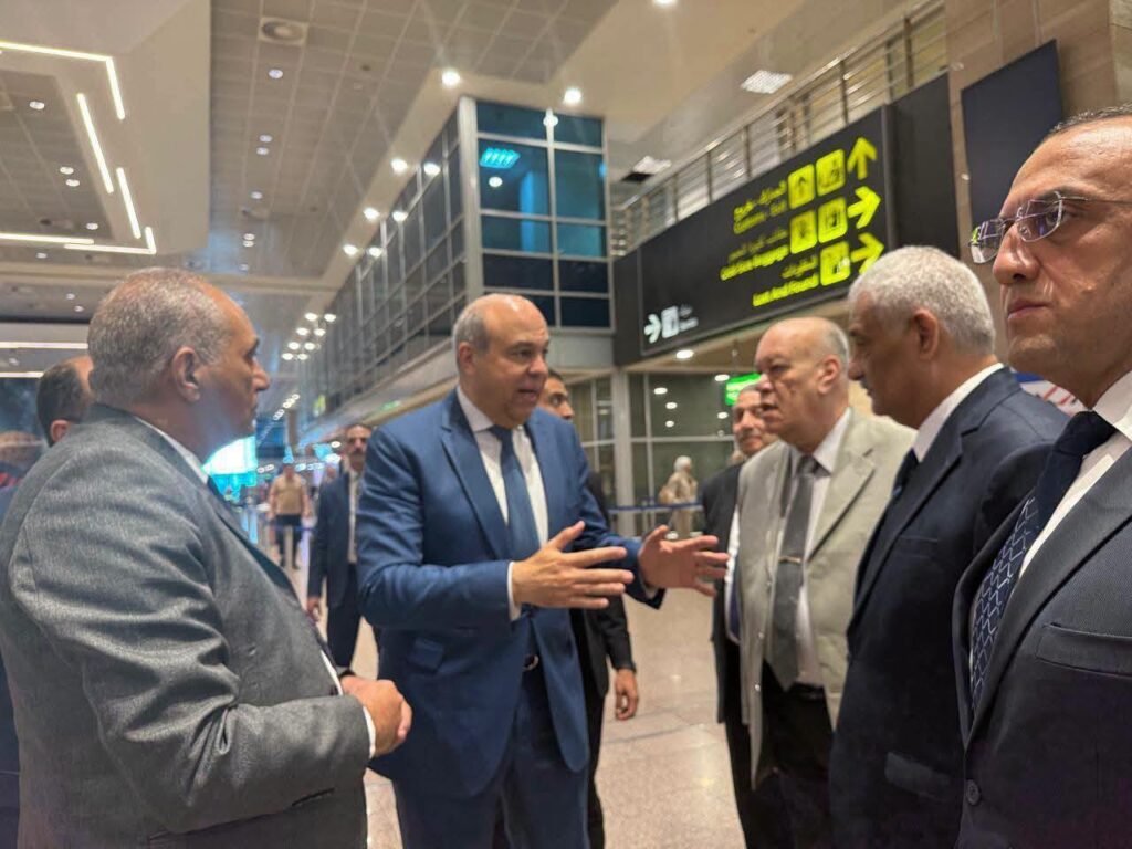 وزير الطيران يتابع تشغيل مطار القاهرة ويوجه بتسريع إنهاء إجراءات الركاب خلال فترات الذروة