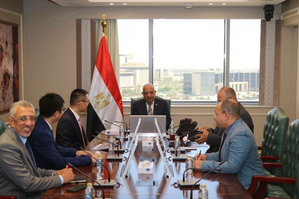 وزير الكهرباء يبحث مع هواوي تصنيع بطاريات تخزين الطاقة وإقامة محطات بسعة 4000 ميجاوات ساعة