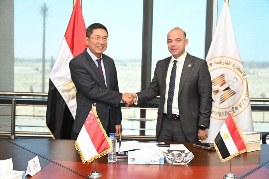 “الاستثمار” تبحث مع سفير سنغافورة زيادة الاستثمارات والتجارة بين البلدين
