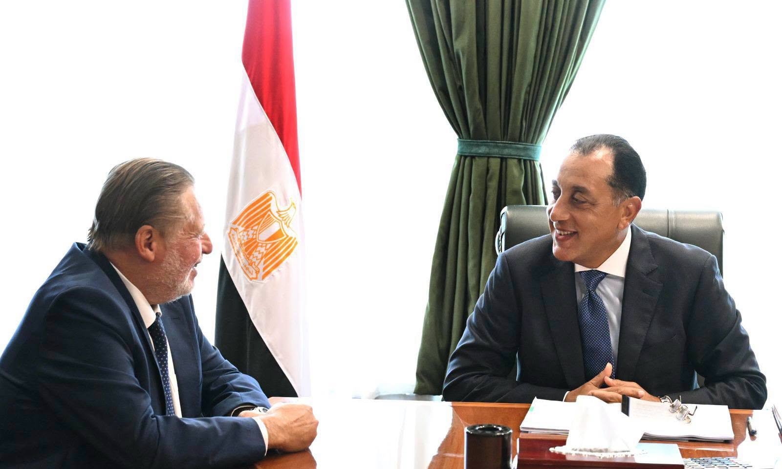 رئيس الوزراء ومحافظ البنك المركزي يبحثان جهود خفض التضخم وزيادة التدفقات الدولارية