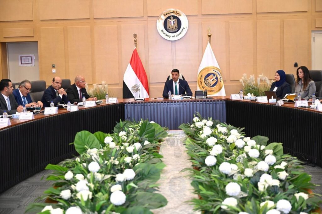 “الصناعة” تضع خارطة طريق لتفضيل المنتج المصري في العقود الحكومية