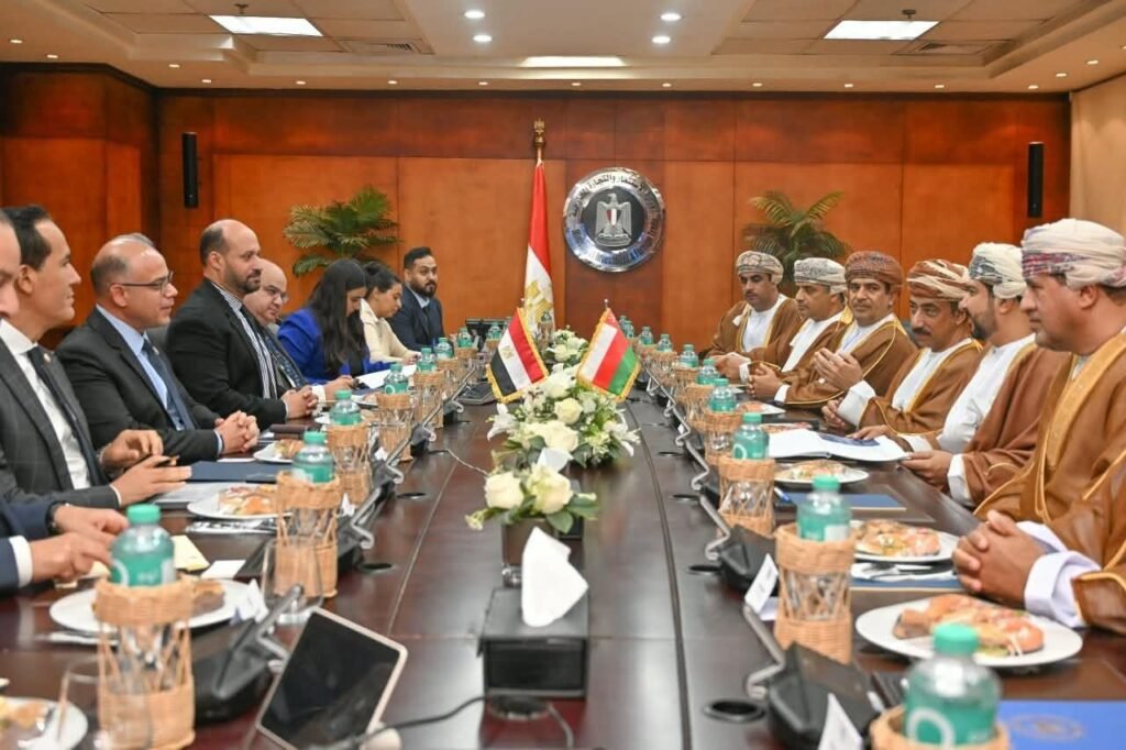 “الاستثمار” تبحث مع رئيس المناطق الحرة العُمانية تعزيز الشراكة وزيادة الاستثمارات