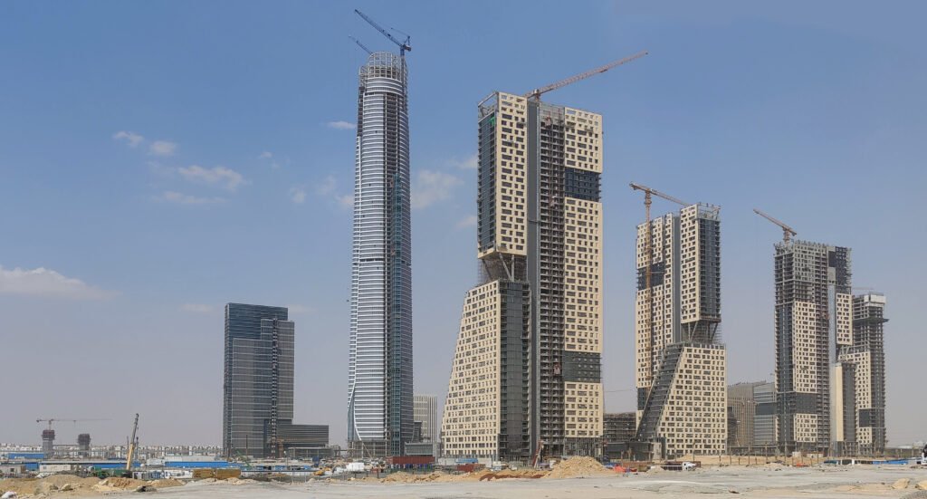 الإسكان تبحث عرض أحد التحالفات العالمية لإدارة حي المال والأعمال بالعاصمة الجديدة