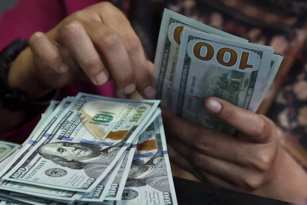 الدولار يقفز بعد تصريحات ورش ويتجه لتحقيق مكاسب أسبوعية