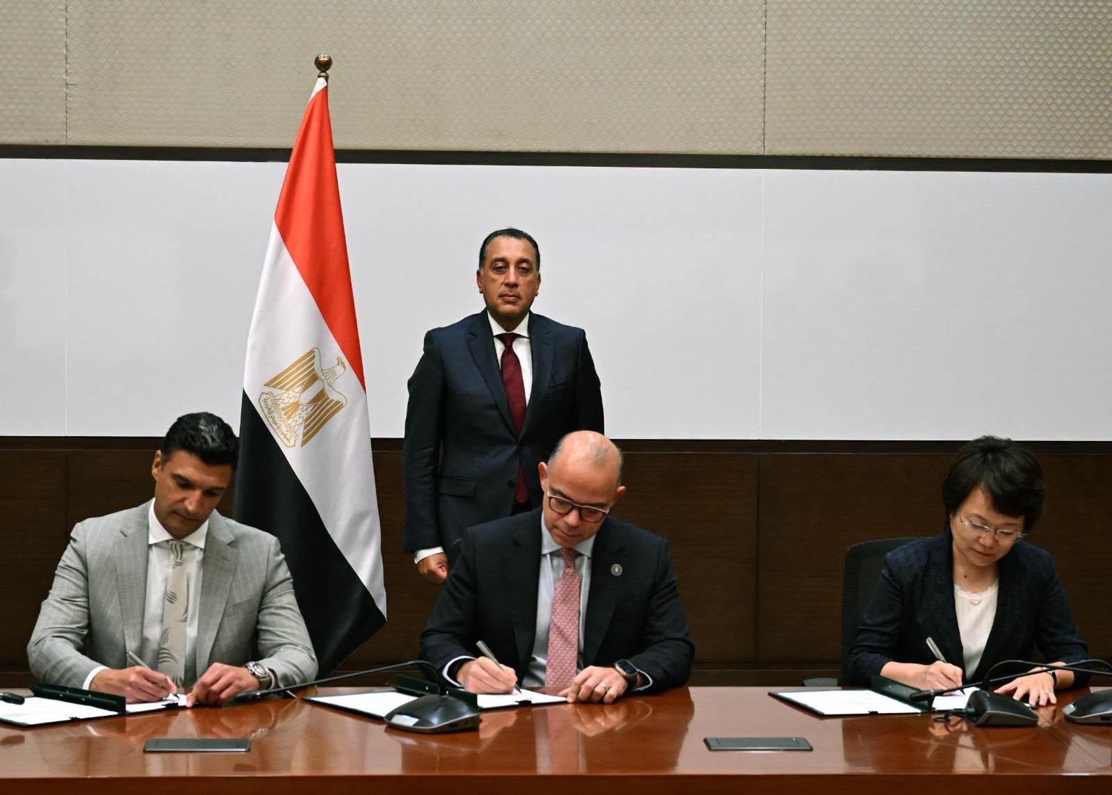 مصر والصين توقعان مذكرة تفاهم لإنشاء قاعدة لتخطيط وإنشاء مصانع السيارات ووسائل النقل