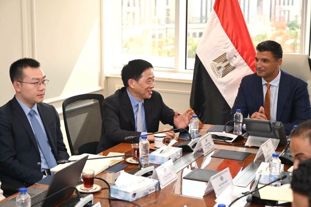 وزير الصناعة يبحث مع “كينجدوم” الصينية تطوير صناعة الكتان في مصر