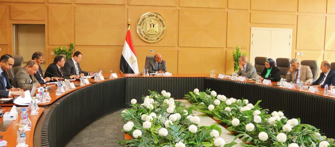 وزير الكهرباء يراجع خطط تأمين الشبكة واستيعاب الطاقات المتجددة وزيادة الأحمال