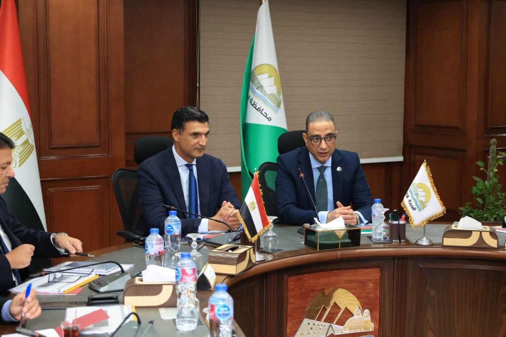 وزير الصناعة ومحافظ الجيزة يبحثان تقنين أوضاع المستثمرين بمنطقتي جرزا وعرب أبوساعد