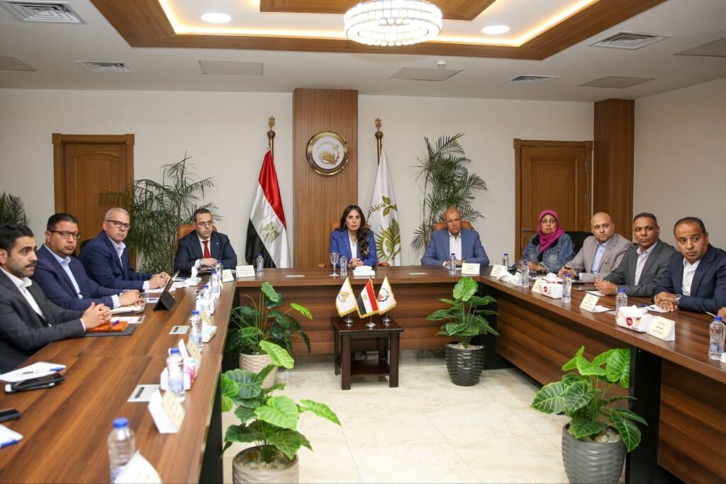 وزيرة الإسكان تتابع توفيق أوضاع الأراضي المضافة ومشروعات المرافق بالعبور الجديدة