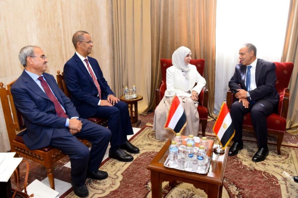 وزير الخارجية يلتقي نظيرته اليمنية ويبحث سبل دعم الاستقرار في اليمن