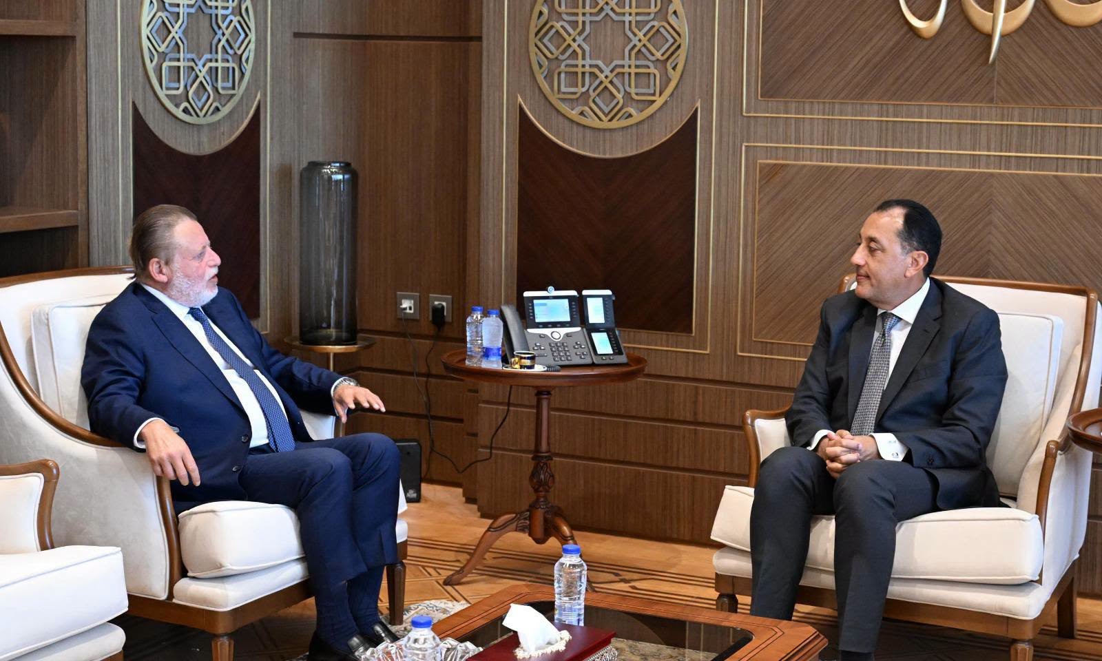 رئيس الوزراء يبحث مع محافظ البنك المركزي الملفات الاقتصادية ذات الأولوية