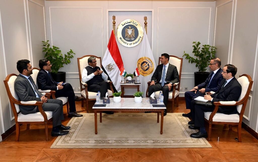 وزير الصناعة يبحث مع سفير الهند زيادة الاستثمارات والشراكات الصناعية في مصر