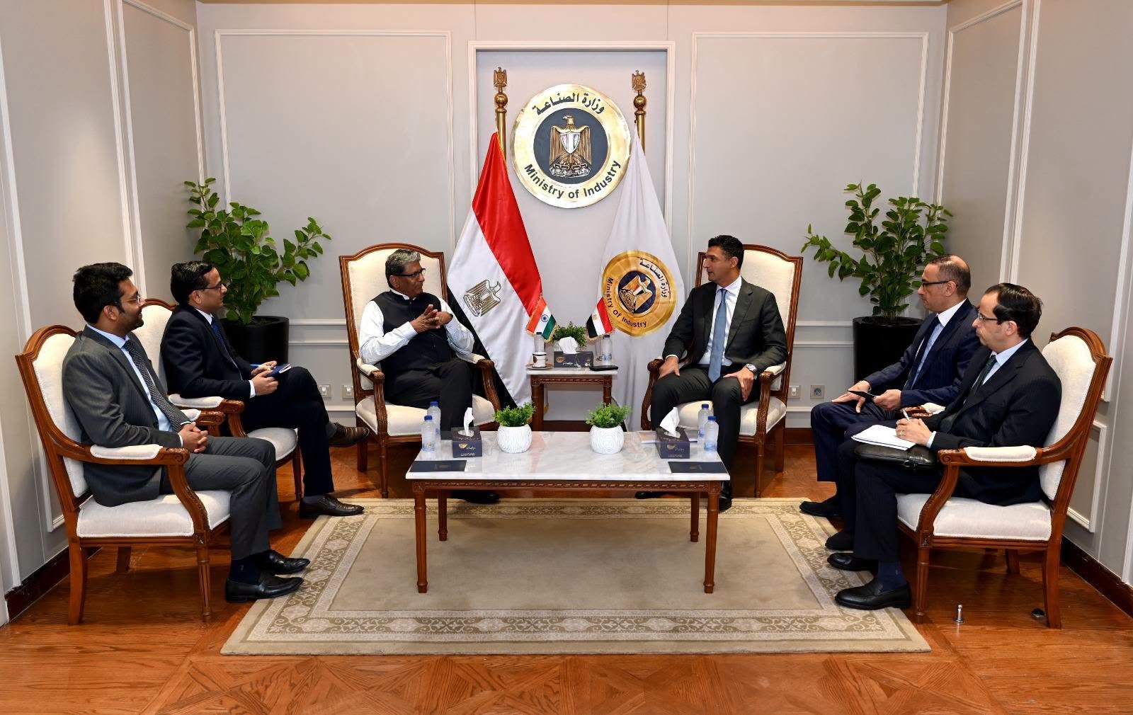 وزير الصناعة يبحث مع سفير الهند زيادة الاستثمارات والشراكات الصناعية في مصر