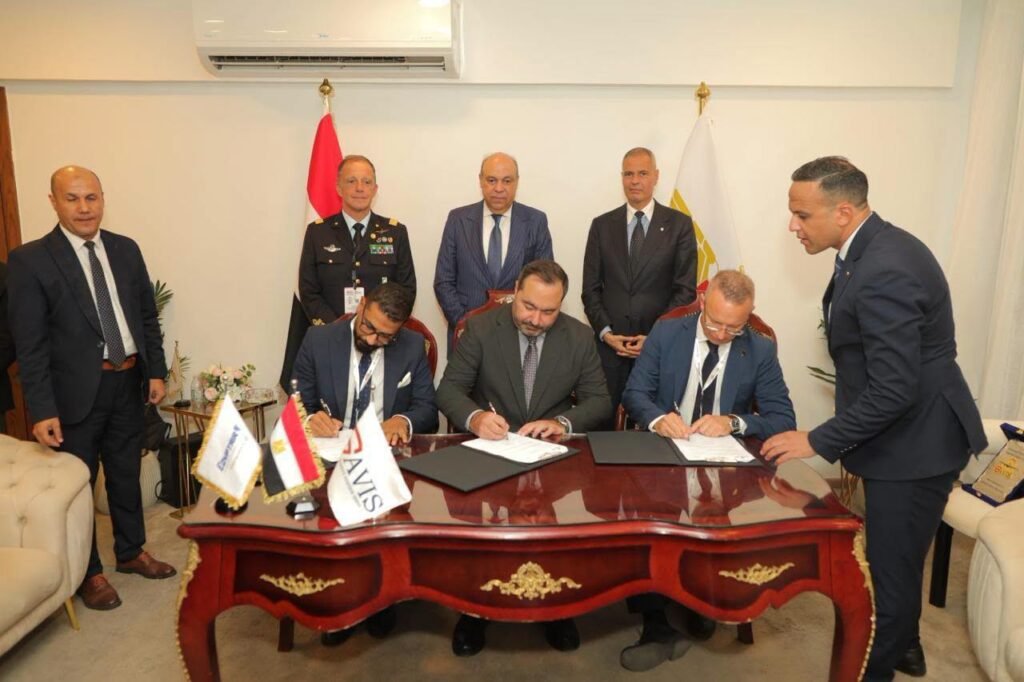 “مصر للطيران” توقع مذكرة تفاهم مع “SAVIS” و”Flyon Aero” لتطوير التدريب