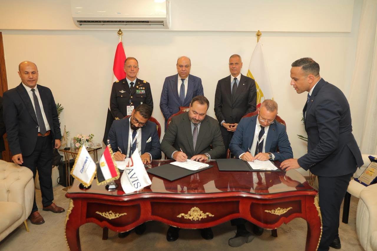 "مصر للطيران" توقع مذكرة تفاهم مع "SAVIS" و"Flyon Aero" لتطوير التدريب