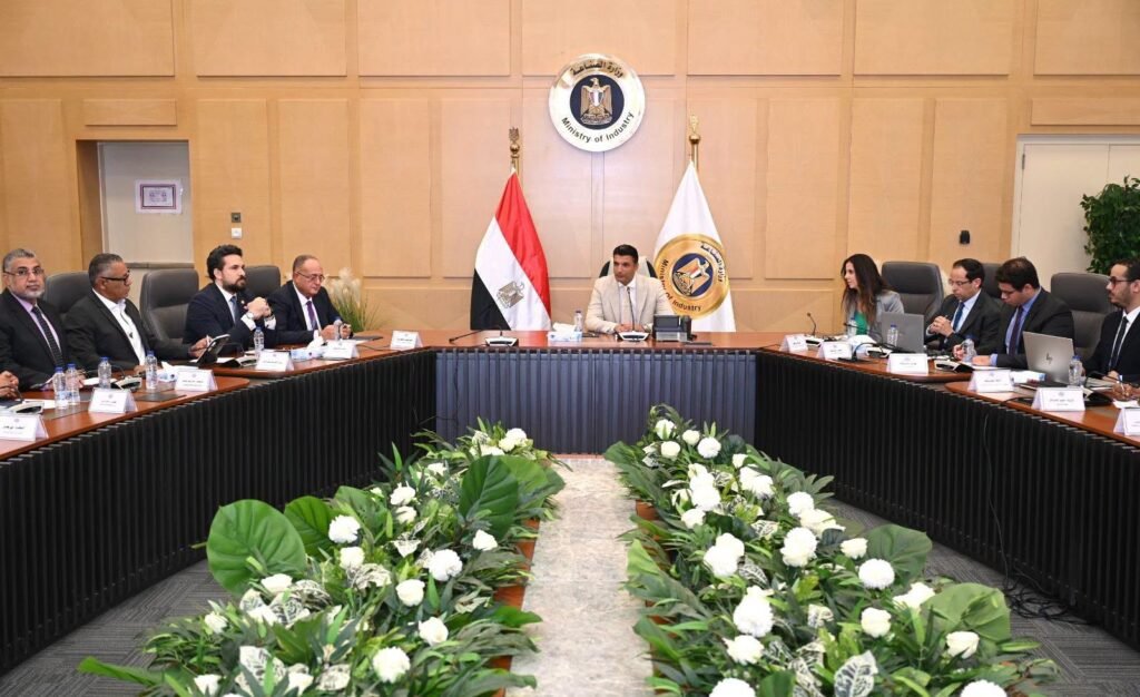 وزير الصناعة يبحث مع مصنعي ومصممي الأثاث تطوير الصناعة وتعزيز تنافسيتها