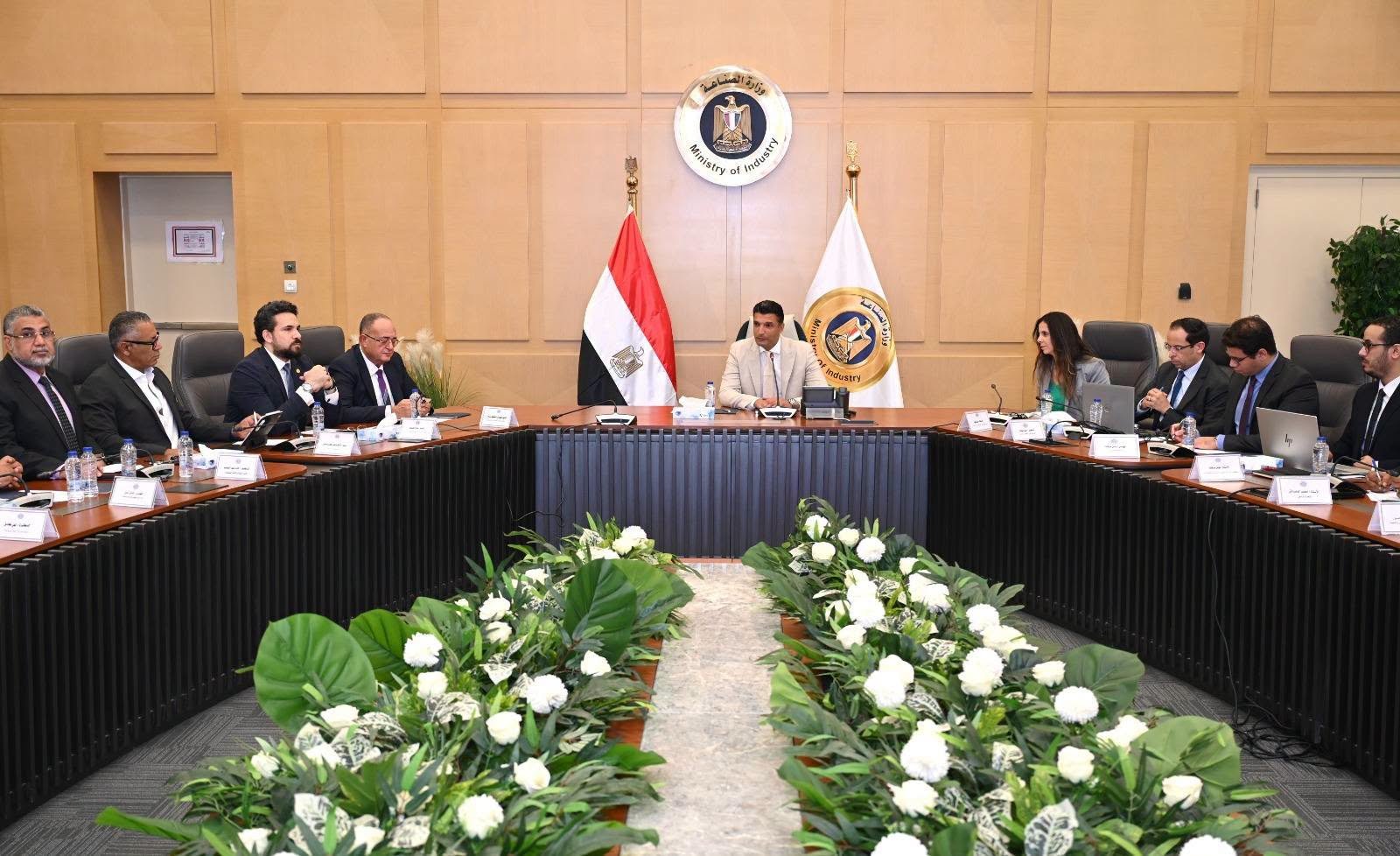 وزير الصناعة يبحث مع مصنعي ومصممي الأثاث تطوير الصناعة وتعزيز تنافسيتها
