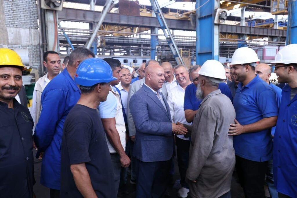 وزير النقل يتفقد ورش السكك الحديدية ويتابع تطوير 41 جرار EMD وبدء تعديل 100 جرار هنشل