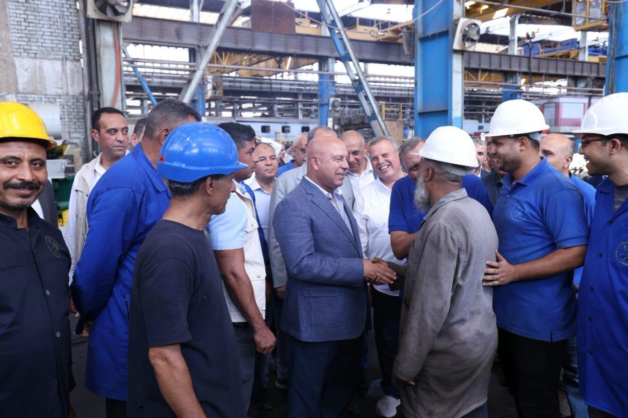 وزير النقل يتفقد ورش السكك الحديدية ويتابع تطوير 41 جرار EMD وبدء تعديل 100 جرار هنشل