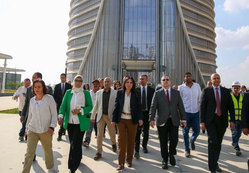 وزيرة الإسكان تتفقد منطقة الأعمال المركزية بالعاصمة الجديدة وتتابع معدلات تنفيذ الأبراج
