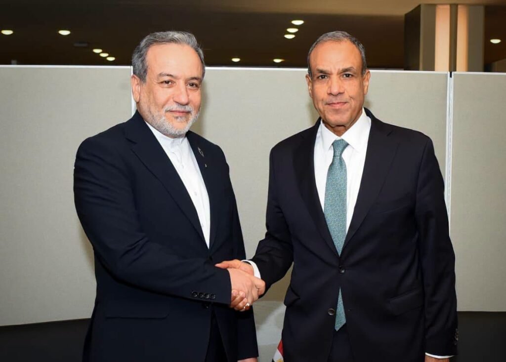 وزير الخارجية يبحث مع نظيره الإيراني خفض التصعيد واستئناف المسار الدبلوماسي